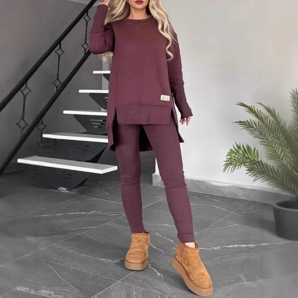 Ensemble deux pièces en velours chic pour femme, idéal pour l'automne et l'hiver : haut fendu à manches longues et pantalon crayon taille haute, couleurs unies élégantes.