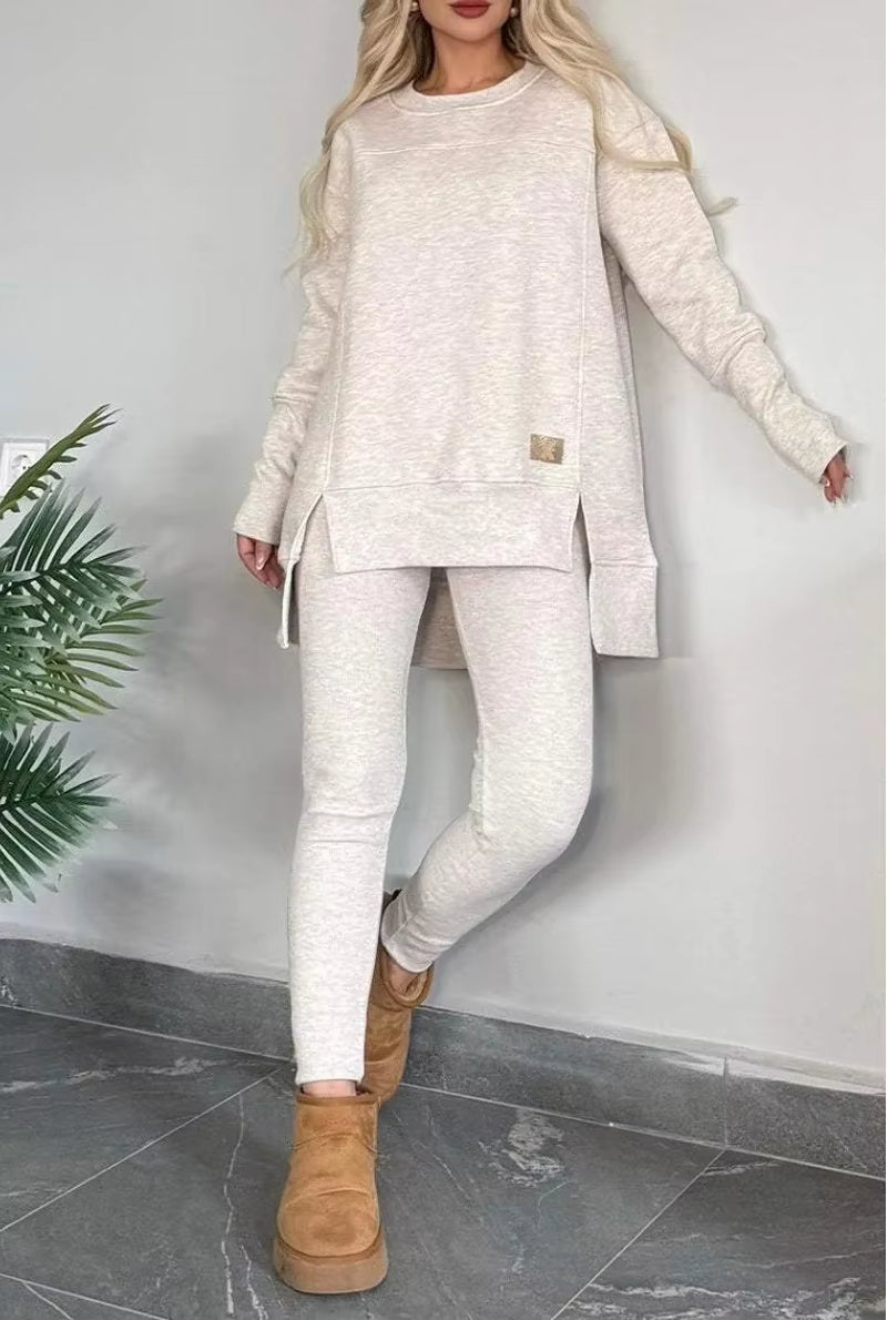 Ensemble deux pièces en velours chic pour femme, idéal pour l'automne et l'hiver : haut fendu à manches longues et pantalon crayon taille haute, couleurs unies élégantes.