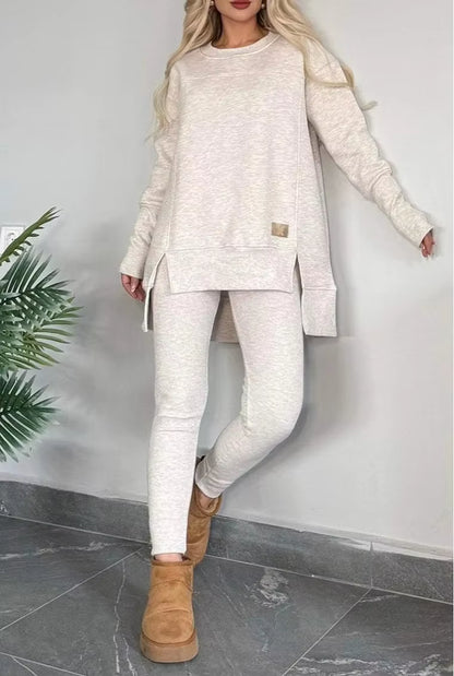 Ensemble deux pièces en velours chic pour femme, idéal pour l'automne et l'hiver : haut fendu à manches longues et pantalon crayon taille haute, couleurs unies élégantes.