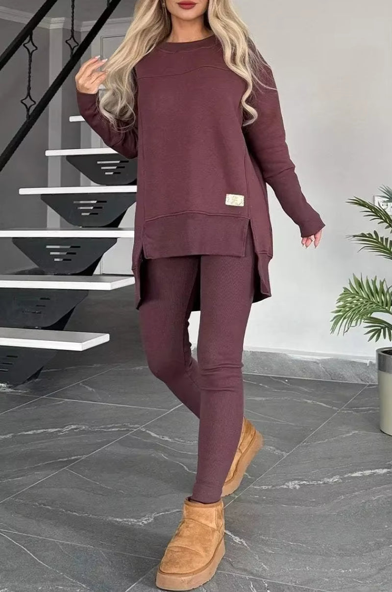 Ensemble deux pièces en velours chic pour femme, idéal pour l'automne et l'hiver : haut fendu à manches longues et pantalon crayon taille haute, couleurs unies élégantes.