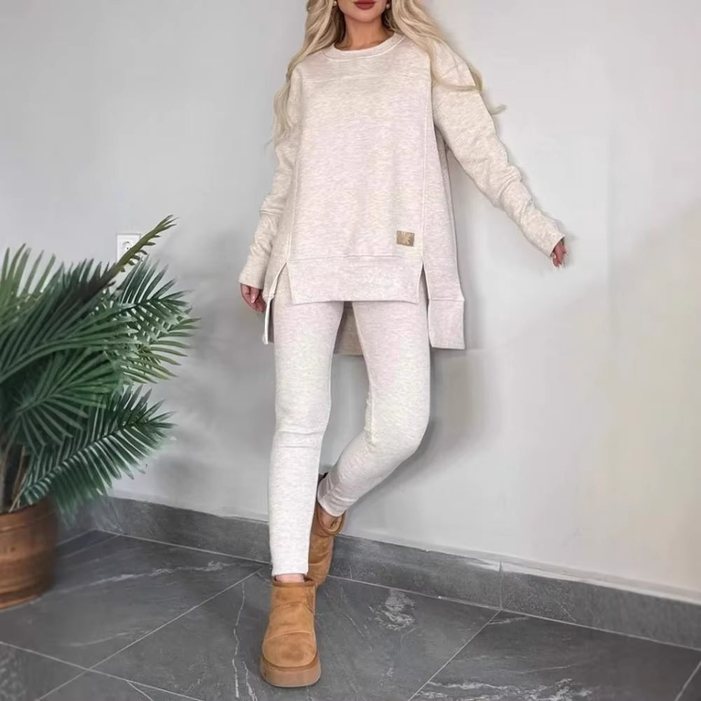 Ensemble deux pièces en velours chic pour femme, idéal pour l'automne et l'hiver : haut fendu à manches longues et pantalon crayon taille haute, couleurs unies élégantes.