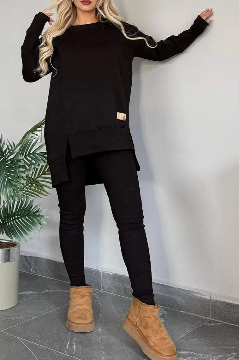 Ensemble deux pièces en velours chic pour femme, idéal pour l'automne et l'hiver : haut fendu à manches longues et pantalon crayon taille haute, couleurs unies élégantes.