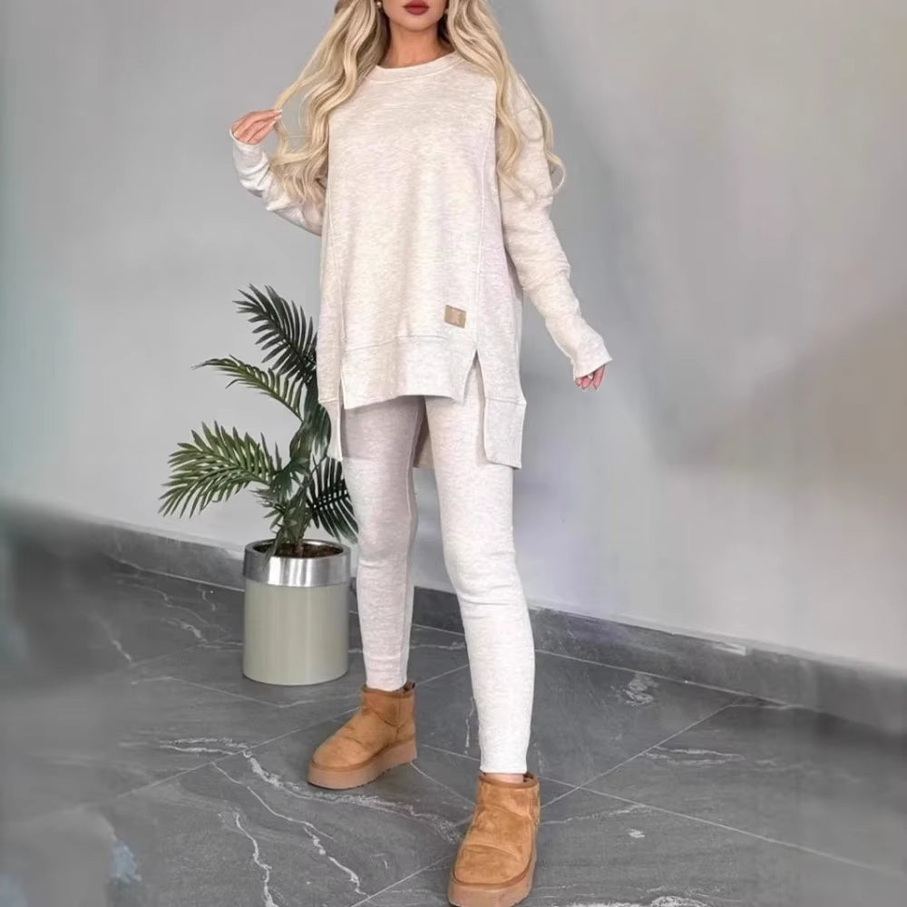 Ensemble deux pièces en velours chic pour femme, idéal pour l'automne et l'hiver : haut fendu à manches longues et pantalon crayon taille haute, couleurs unies élégantes.
