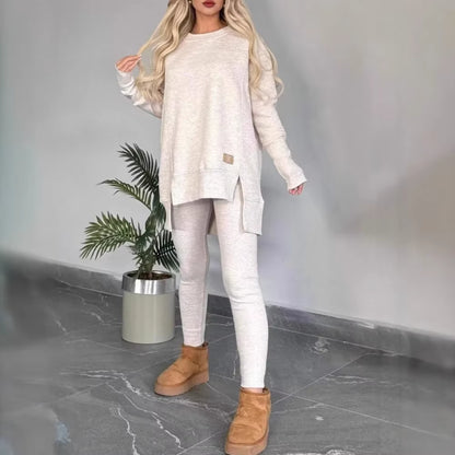 Ensemble deux pièces en velours chic pour femme, idéal pour l'automne et l'hiver : haut fendu à manches longues et pantalon crayon taille haute, couleurs unies élégantes.