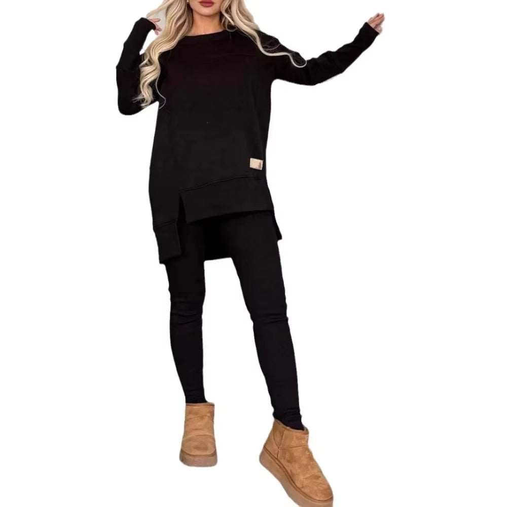 Ensemble deux pièces en velours chic pour femme, idéal pour l'automne et l'hiver : haut fendu à manches longues et pantalon crayon taille haute, couleurs unies élégantes.