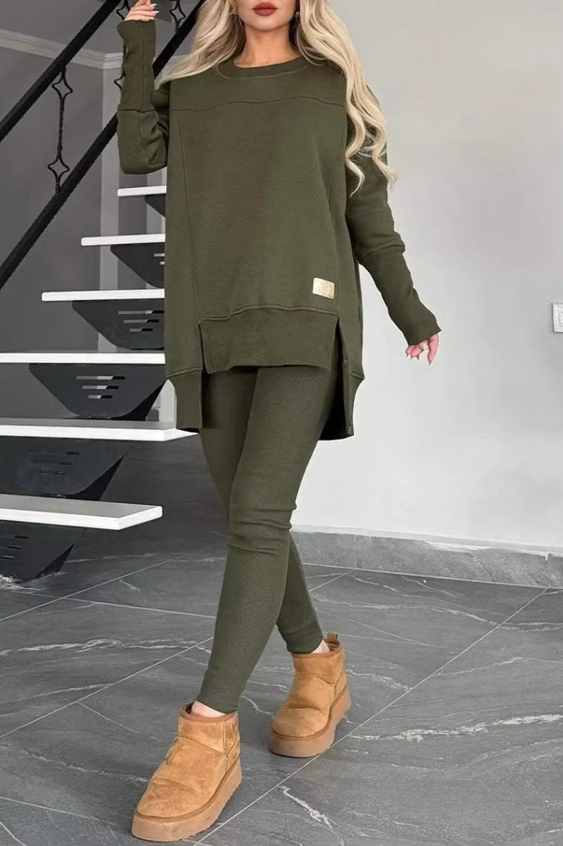 Ensemble deux pièces en velours chic pour femme, idéal pour l'automne et l'hiver : haut fendu à manches longues et pantalon crayon taille haute, couleurs unies élégantes.