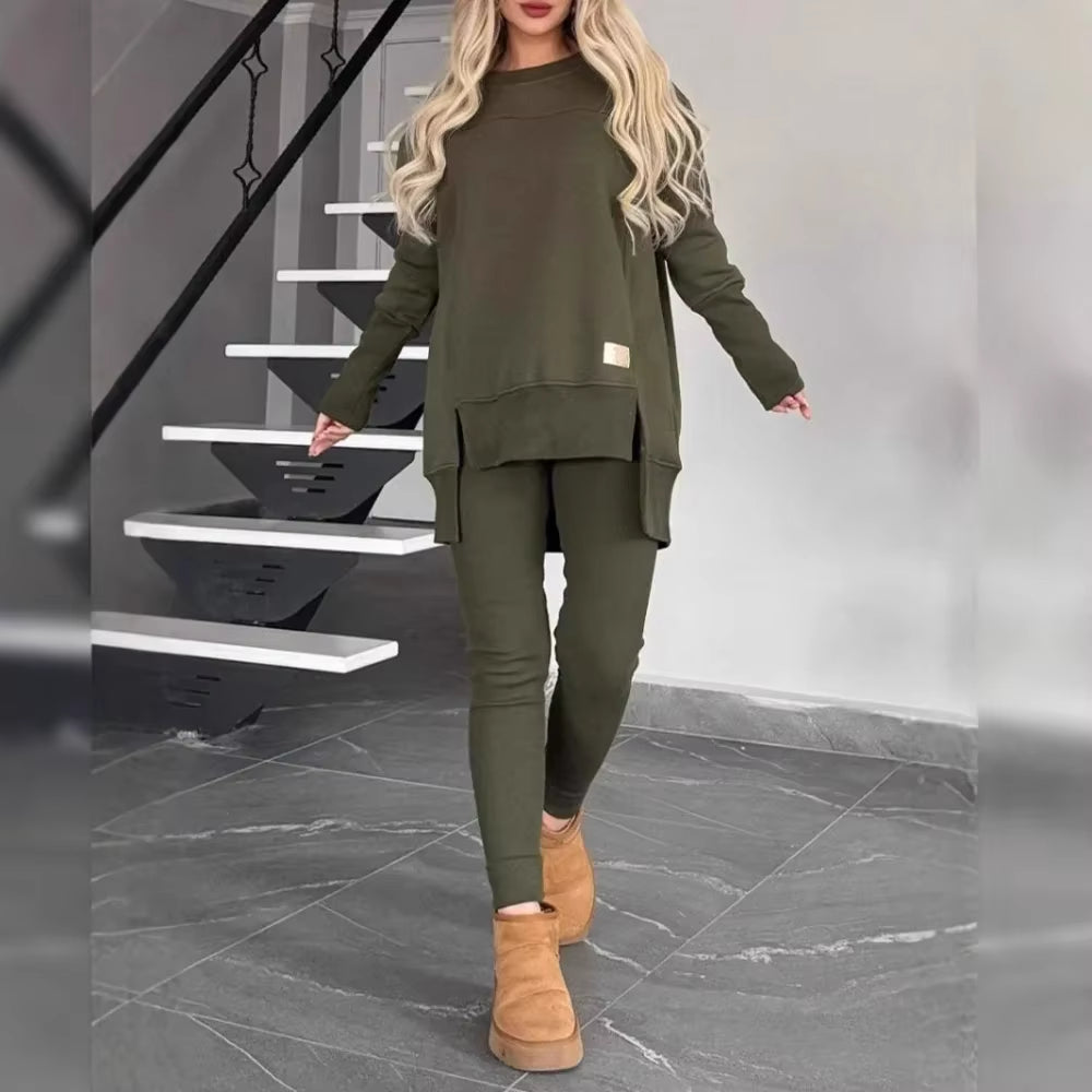 Ensemble deux pièces en velours chic pour femme, idéal pour l'automne et l'hiver : haut fendu à manches longues et pantalon crayon taille haute, couleurs unies élégantes.